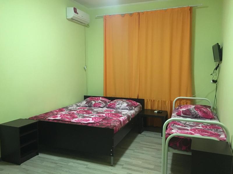 Basic Triple Room with Shared Bathroom image 2
