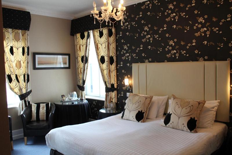 Suite with Sea View image 3