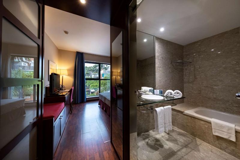 King Room image 3