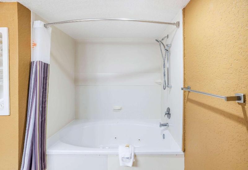 King Room with Spa Bath image 3