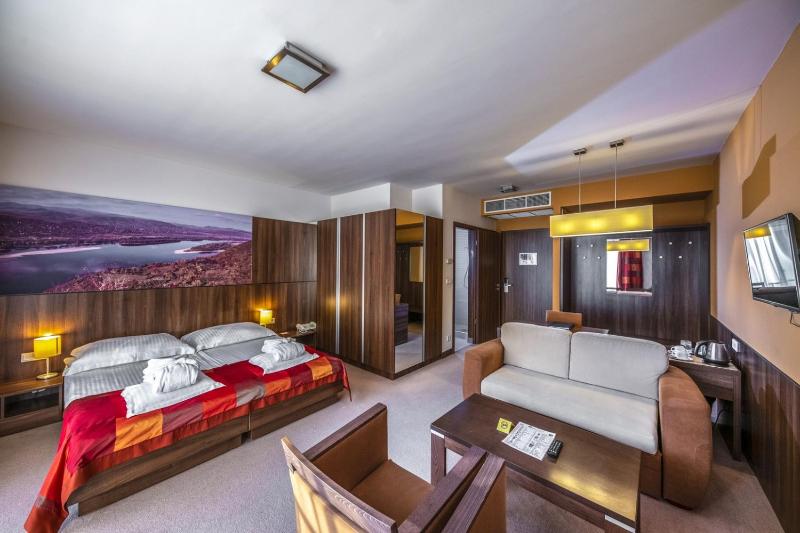 Deluxe Double or Twin Room with Balcony image 1