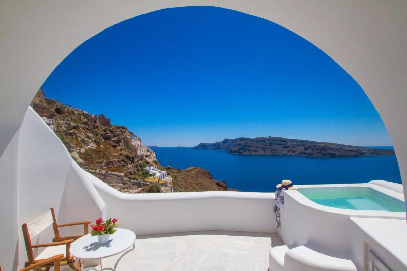 Honeymoon Cave Suite with Outdoor Hot Tub image 1