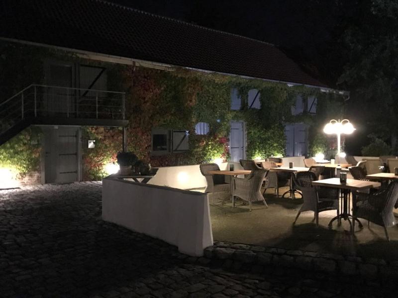 King Room with Spa Bath image 2