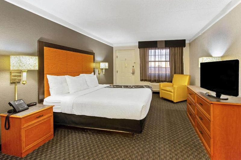 Deluxe King Room image 3