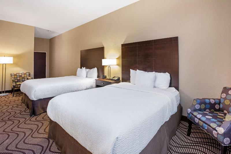 Deluxe Queen Room with Two Queen Beds image 3