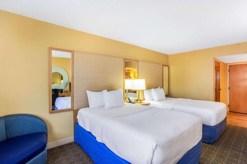 Double Room with Two Double Beds - Non-Smoking image 3