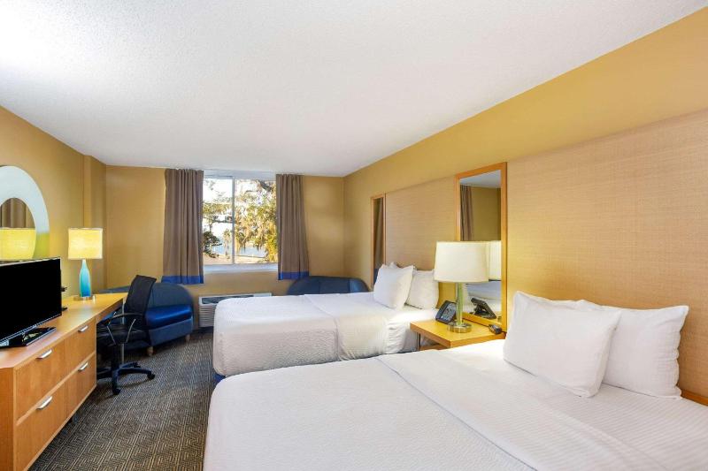 Double Room with Two Double Beds - Non-Smoking image 2