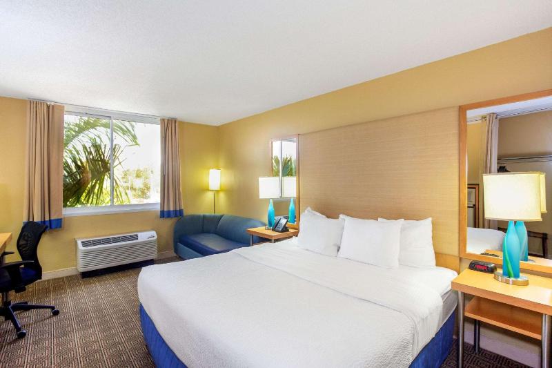Deluxe King Room - Non-Smoking image 3