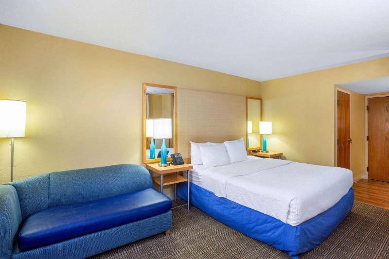 Deluxe King Room - Non-Smoking image 2
