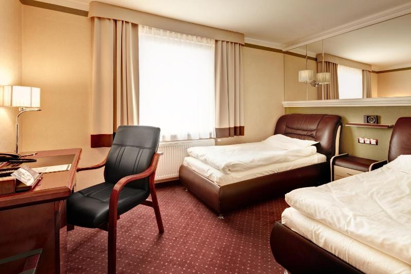Standard Twin Room image 1