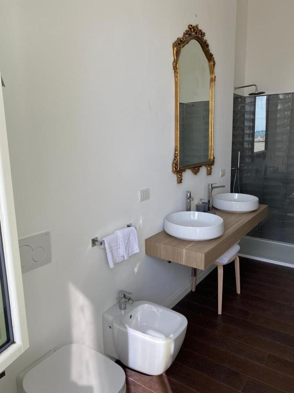 Large Double Room image 4