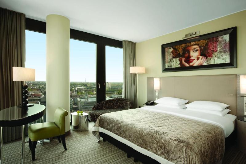 Deluxe King Room with Harbour View image 4