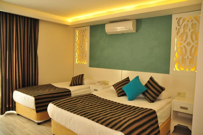 Triple Room with Sea View image 1