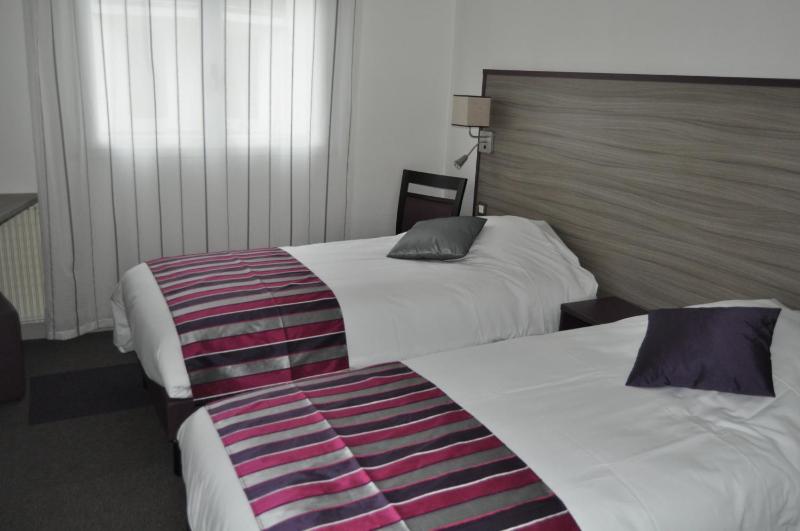 Twin Room image 4