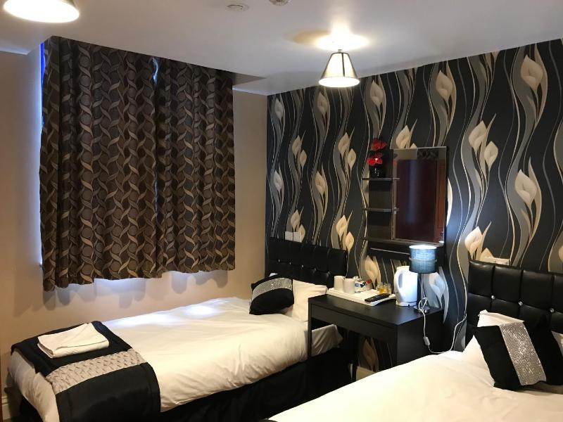 Twin Room with Shared Bathroom image 1