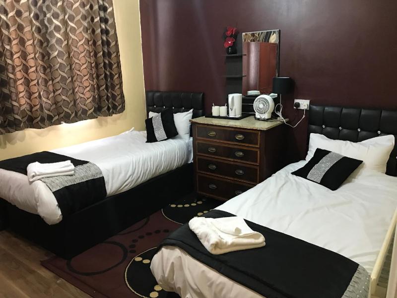 Twin Room with Shared Bathroom image 4