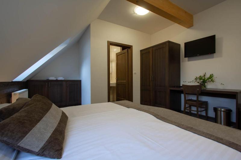 Triple Room with Bathroom image 2