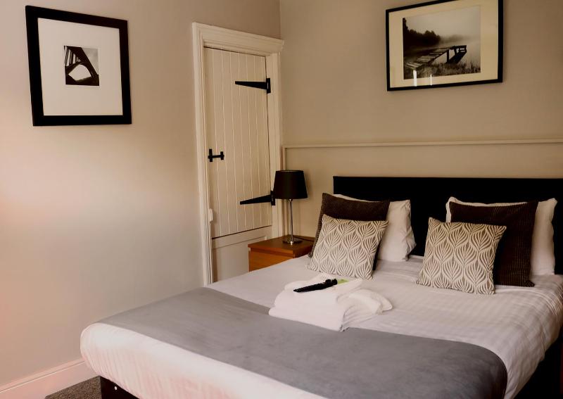 Classic Double Room image 3