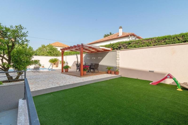 Two Bedroom Apartment with Shared Pool image 4