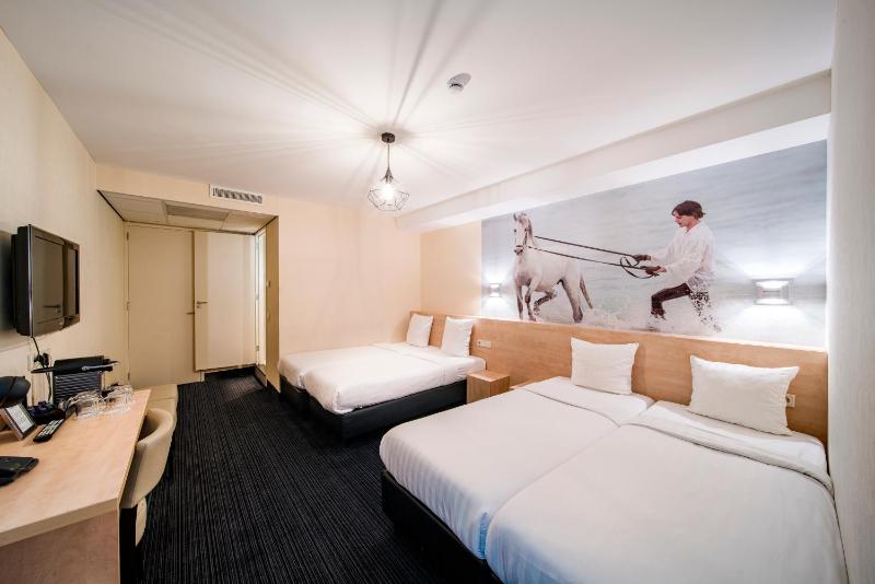Economy Quadruple Room image 2