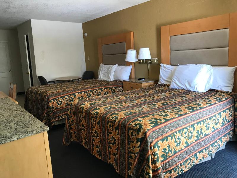 Queen Room with Two Queen Beds image 2