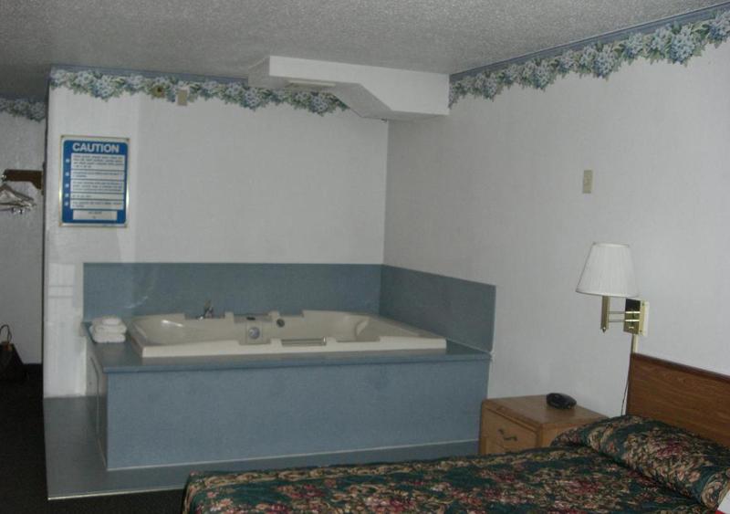 Suite with Jacuzzi - Non-Smoking image 2