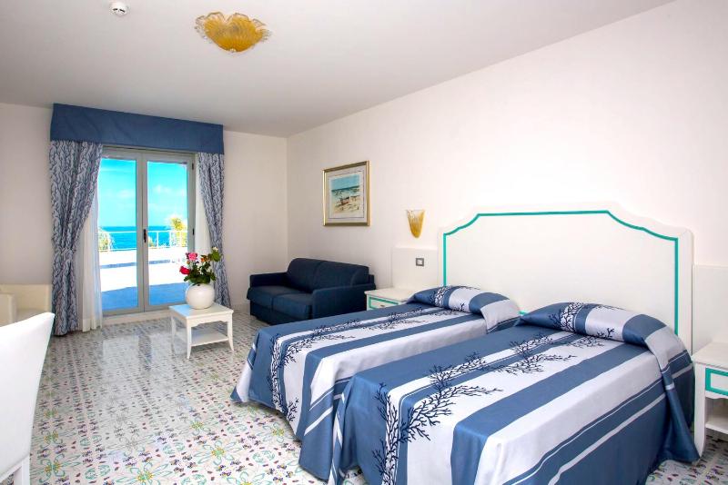 Superior Quadruple Room image 3