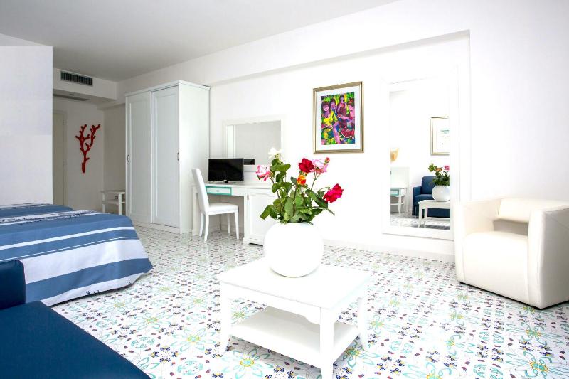 Superior Quadruple Room image 4