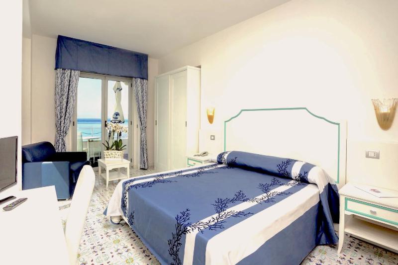 Comfort Double Room with Sea View image 1