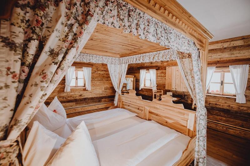 Deluxe Double Room image 2