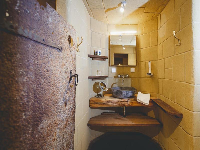 Deluxe Double Room image 3