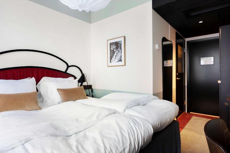 Standard Queen Room image 4