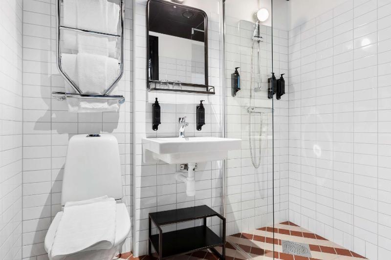 Large Standard Twin Room (2 Adults + 1 Child) image 4