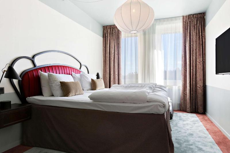 Large Standard Twin Room (2 Adults + 1 Child) image 1