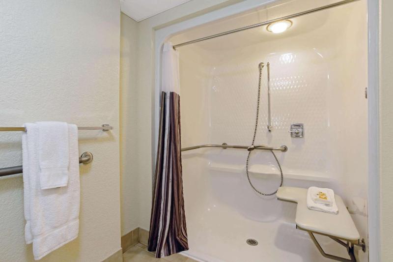 Queen Room with Mobility/Hearing Impaired Access and Roll in Shower - Non-Smoking image 2