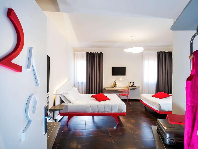 Superior Room with 2 Double Beds image 1
