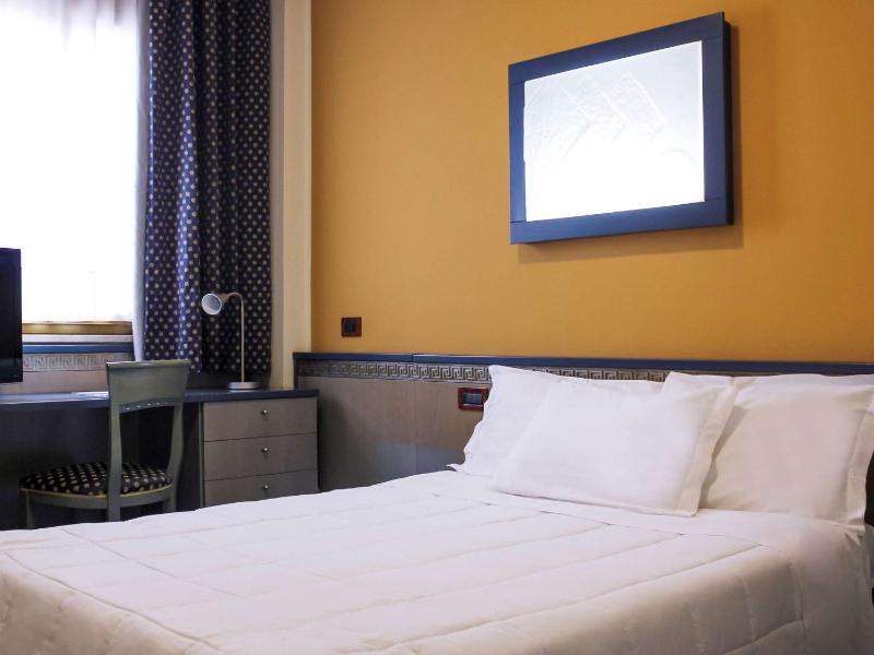Standard Twin Room image 1