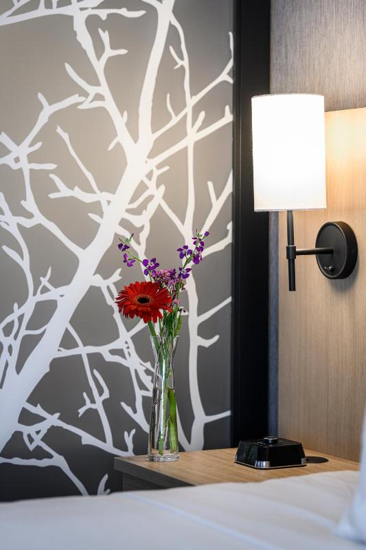 Queen Room with Two Queen Beds and Roll-In Shower - Disability Access image 3