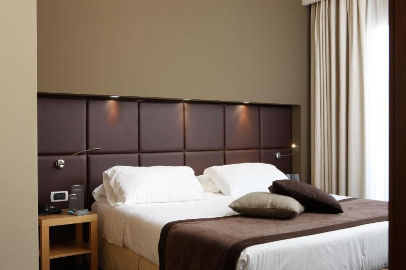 Deluxe Double or Twin Room image 2