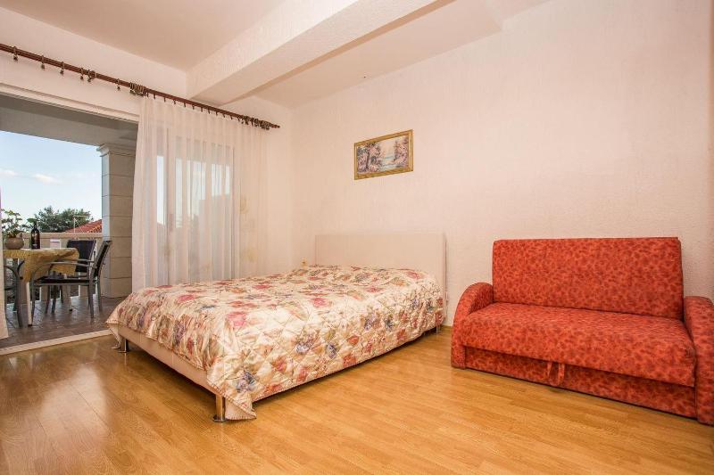 Apartment with Shower image 3
