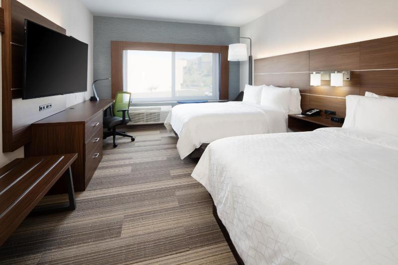 Standard Queen Room with Two Queen Beds image 1