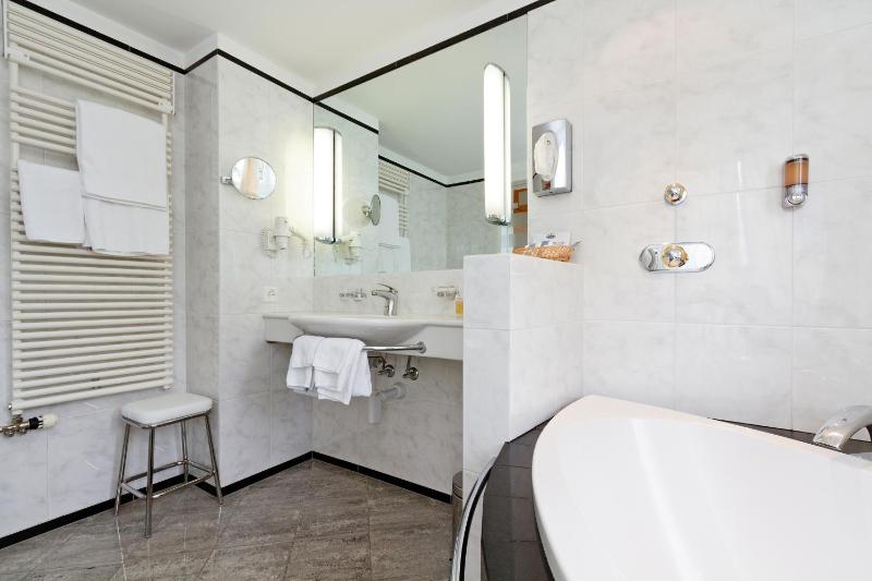 Deluxe Double Room with Mountain View image 2