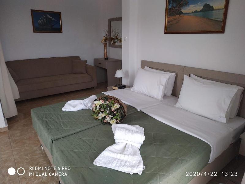 Standard Triple Room with Sea View image 1