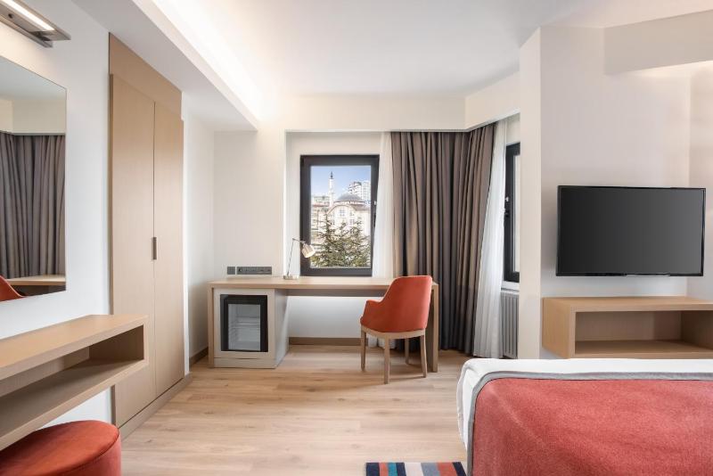 King Room - Mobility Access/Non-Smoking image 3