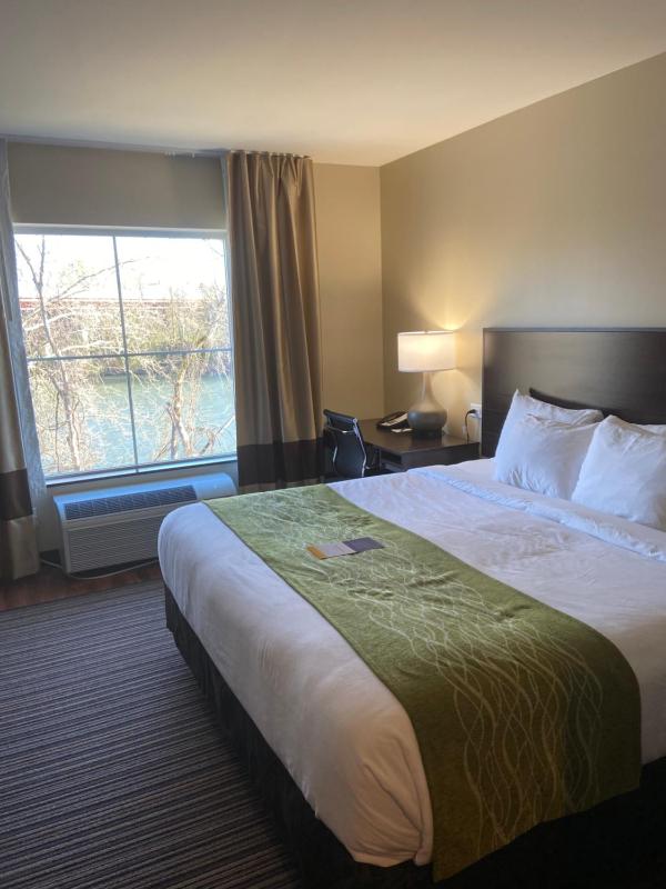King Room with River View - Non-Smoking image 2