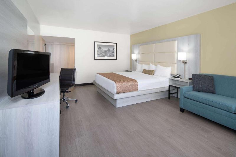 1 King Bed, Deluxe Room, Non-Smoking image 2