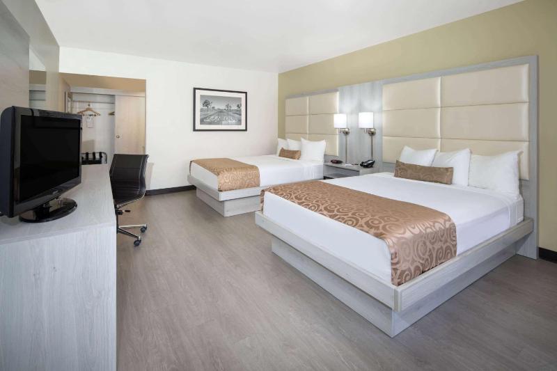 Queen Room with Two Queen Beds - Non-Smoking image 2
