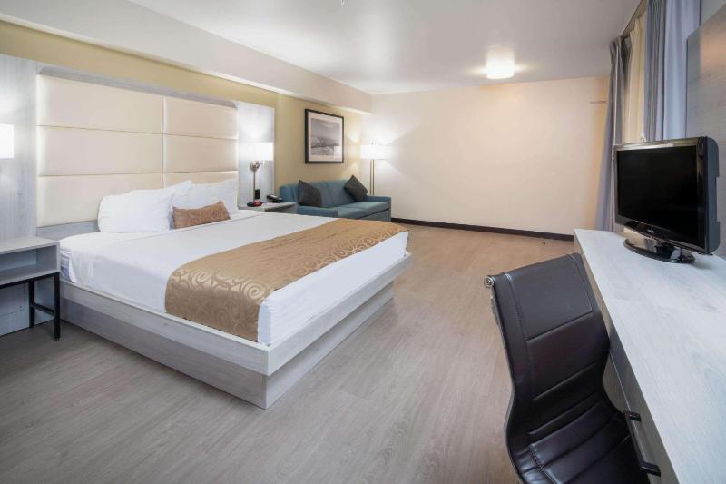 King Room with Mobility/Hearing Impaired Access - Non-Smoking image 2