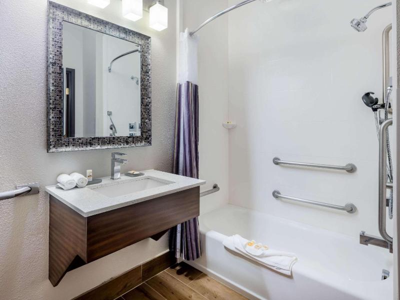 Queen Room - Disability Access image 3