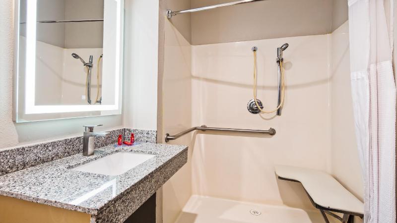 King Room with Roll-In Shower - Mobility Access image 2